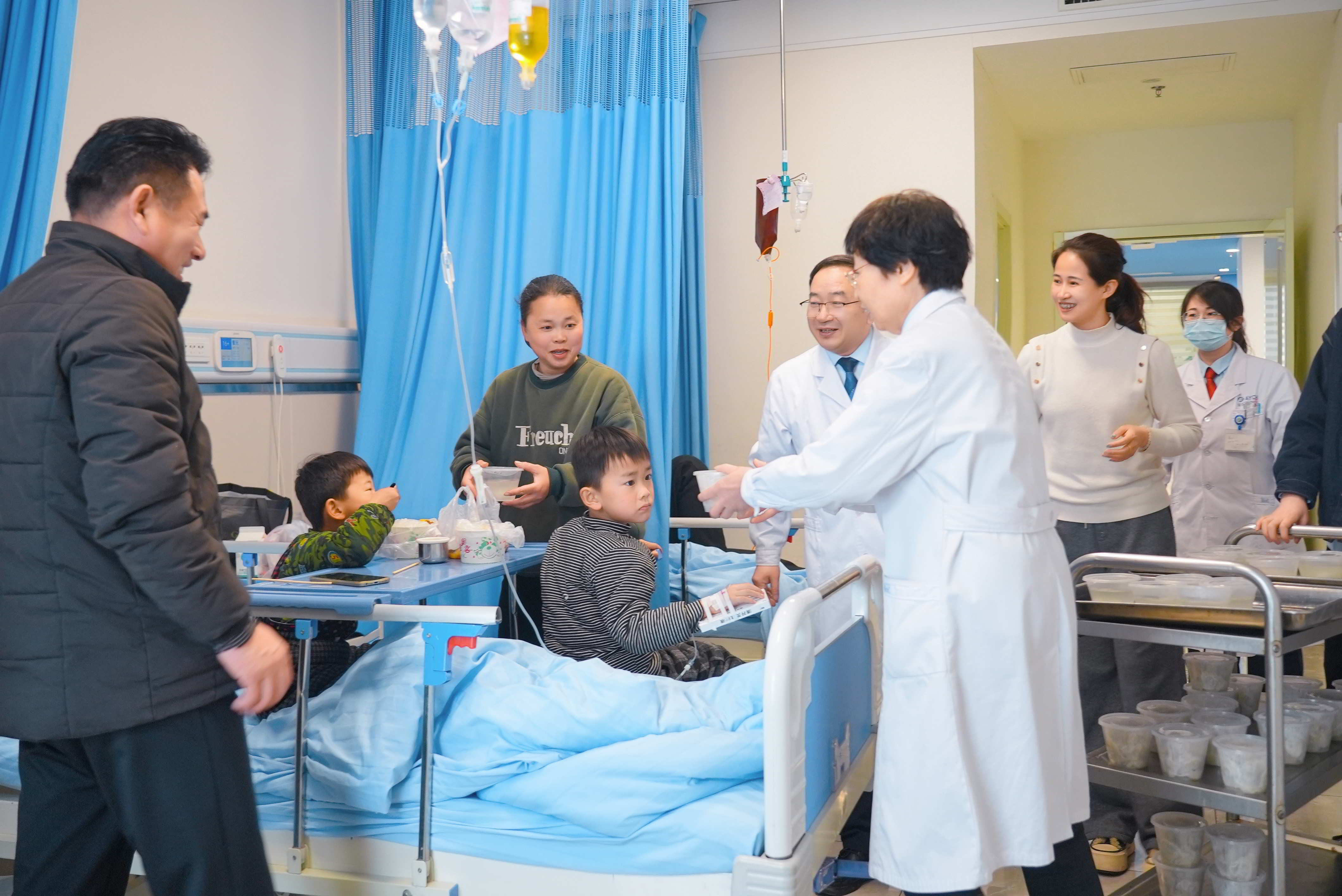 汤圆甜，情意浓！元宵佳节，院长带队送温暖，病房里飘出“幸福味”