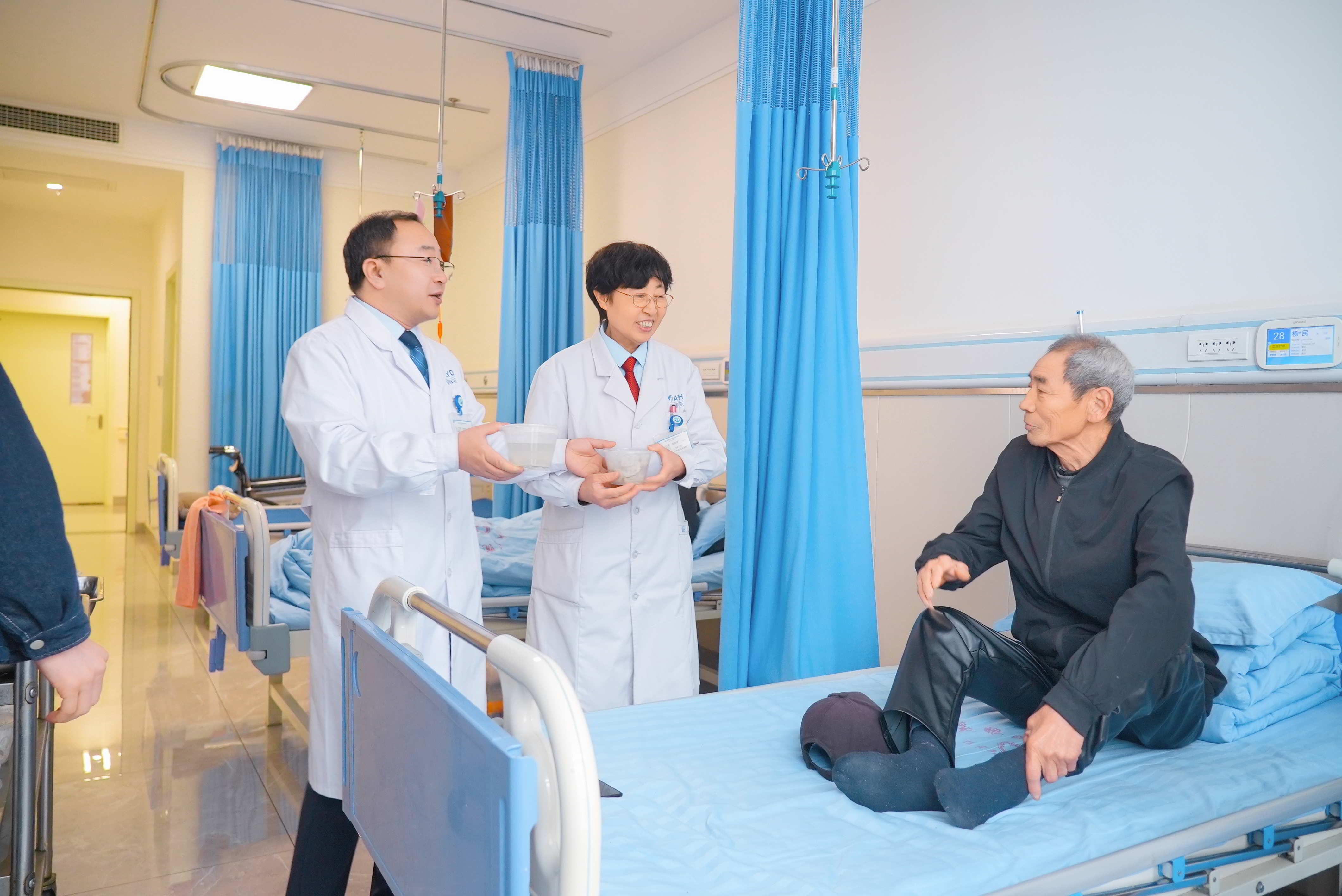 汤圆甜，情意浓！元宵佳节，院长带队送温暖，病房里飘出“幸福味”